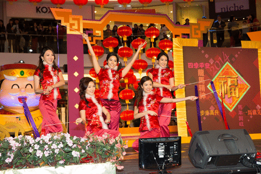 應屆五位華姐表演中國絲帶舞，百花吐艷人嬌俏