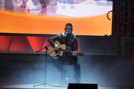 本屆藝術風采獎候選人吉他演奏家陳肖琿帶來開場表演，以音樂演繹創業路上的辛酸