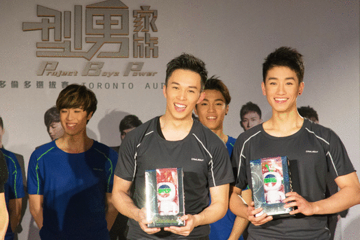 經健身教練Jackal細心評核，最終由組合6號 鍾君揚（左）與5號 楊灌澤（右）獲得體能競賽冠軍