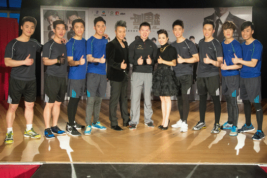 八位型男與兩位主持人蕭嘉俊（左五）與黃愛瑤（右五）及健身教練Jackal（中）合照，預祝6月11日總決賽成功！