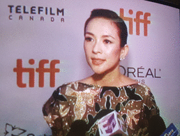 章子怡說 “我曾經有四部電影來過多倫多電影節，然後臥虎藏龍當年還得了很重要的獎項，對我來說多倫多電影節就像一個有家的一個感覺。”

