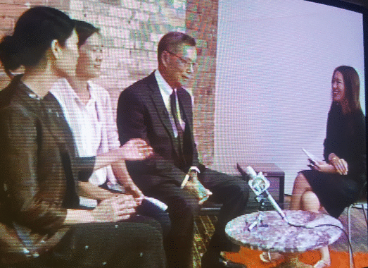 孫啟誠與他的一家人接受新時代電視的專訪