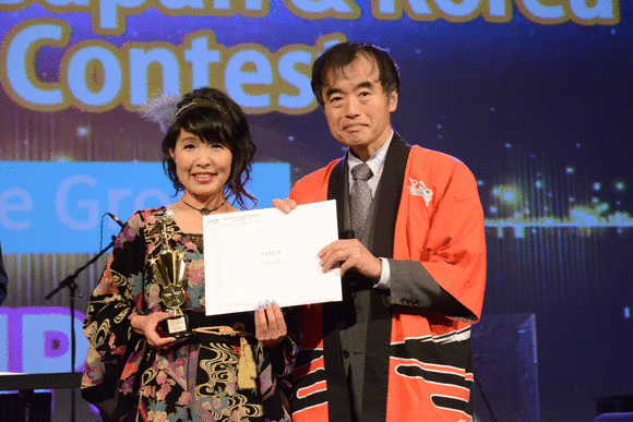 日本政府觀光局行政總監中澤秀朗先生頒獎予日語組冠軍池条佐衣子