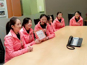 溫哥華華姐與上海的智行資助畢業生視像通話