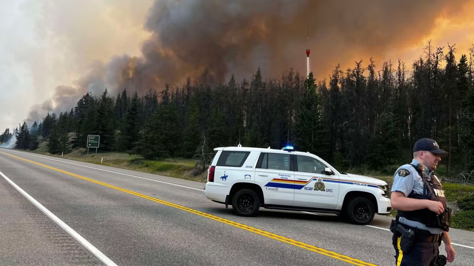 亞省山火至少兩個火頭進一步迫近Jasper地區